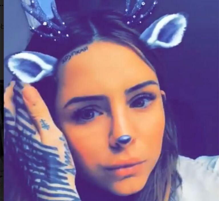 Candelaria Tinelli mostró su nuevo tatuaje en la frente y es una palabra en ruso: "Frágil"
