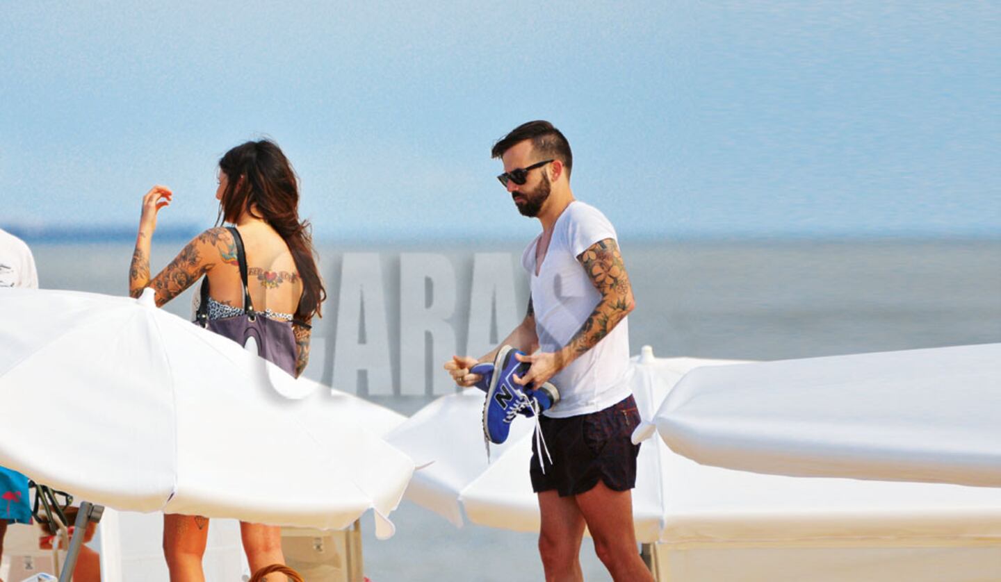  Candelaria Tinelli y Nacho Lecouna, tarde de playa y romance en el Este. (Foto: revista Caras)