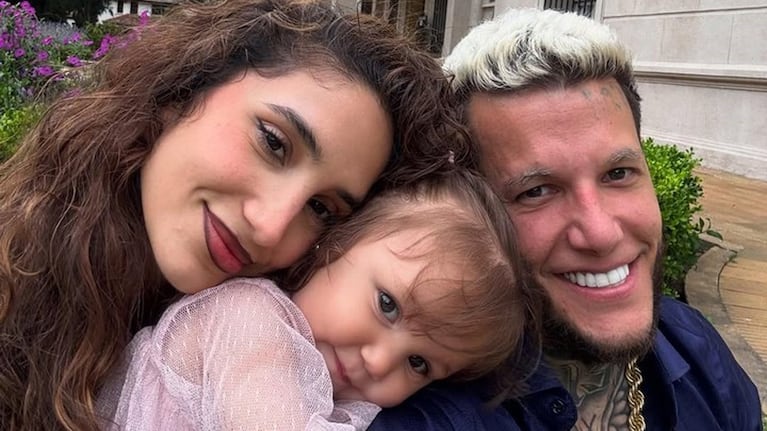 Caniggia y Venezia posan juntos con coordinados outfits en tonos rosa y blanco frente a un automóvil