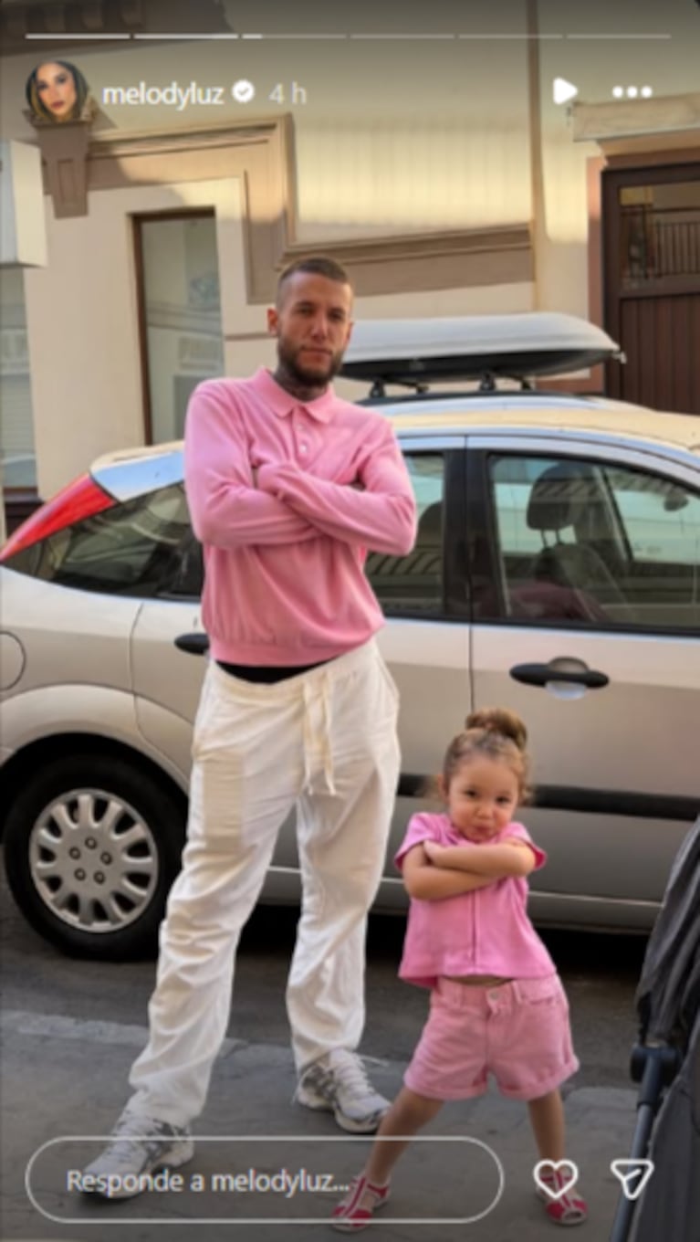 Caniggia y Venezia posan juntos con coordinados outfits en tonos rosa y blanco frente a un automóvil