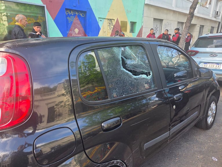 Caos en la puerta de Radio 10: una mujer destrozó autos con un palo de hockey | Créditos: X @angeldebritook