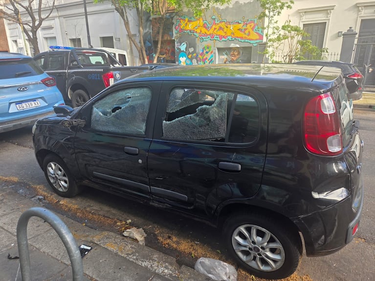 Caos en la puerta de Radio 10: una mujer destrozó autos con un palo de hockey | Créditos: X @angeldebritook