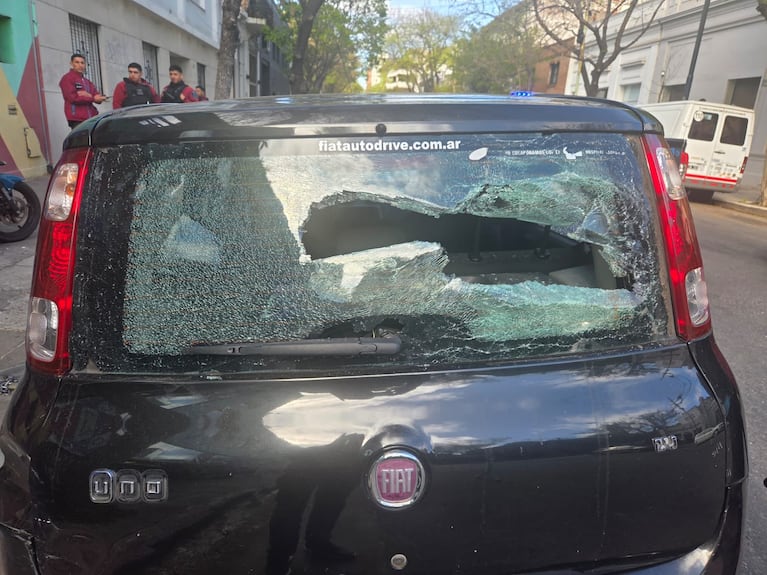 Caos en la puerta de Radio 10: una mujer destrozó autos con un palo de hockey | Créditos: X @angeldebritook