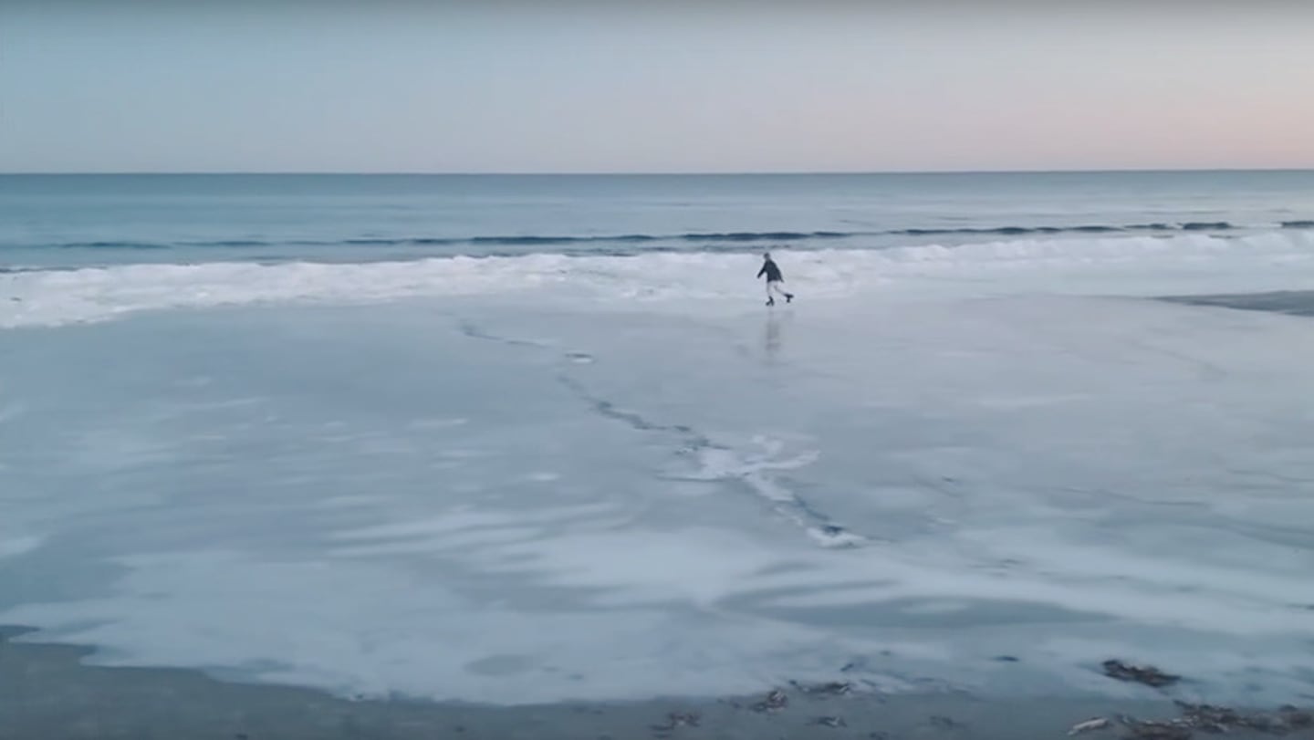 Capturaron a un hombre patinando en playa congelada de EEUU