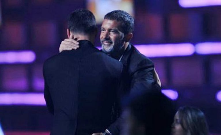 Cariñoso, el español recibió su premio de la mano de su amigo Ricky Martin. 