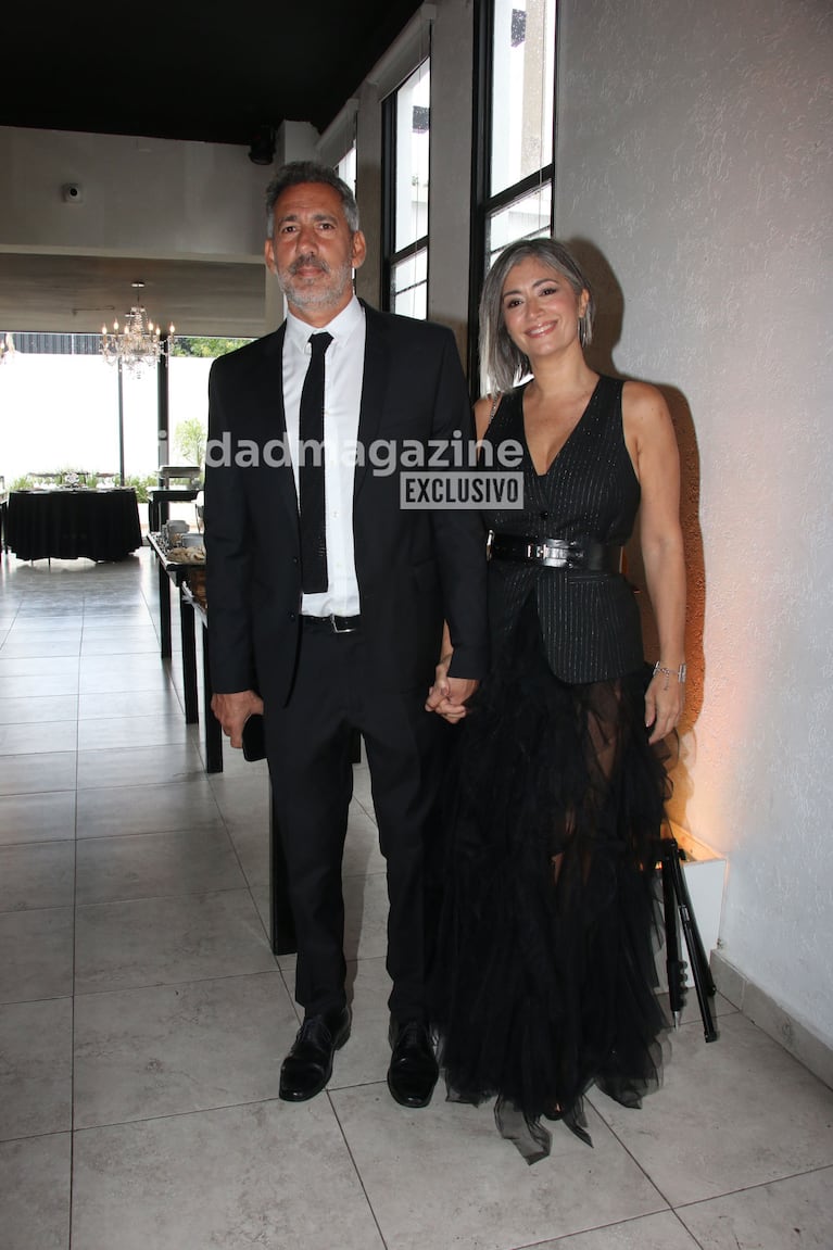 Carla Conte con su pareja en el casamiento de Coco Sily. (Foto: Movilpress)