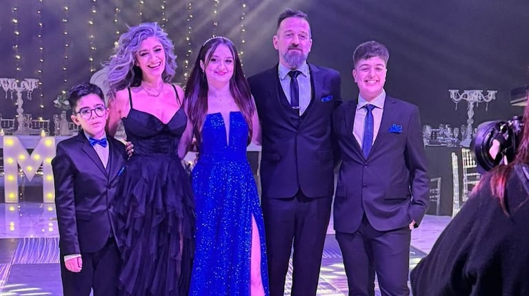 Carla Conte en el cumple de 15 de Mora, con Facundo, junto a su expareja Guillermo Brutto y su hijo mayor de una relación anterior, Julio. (Foto: Instagram/negraconte)