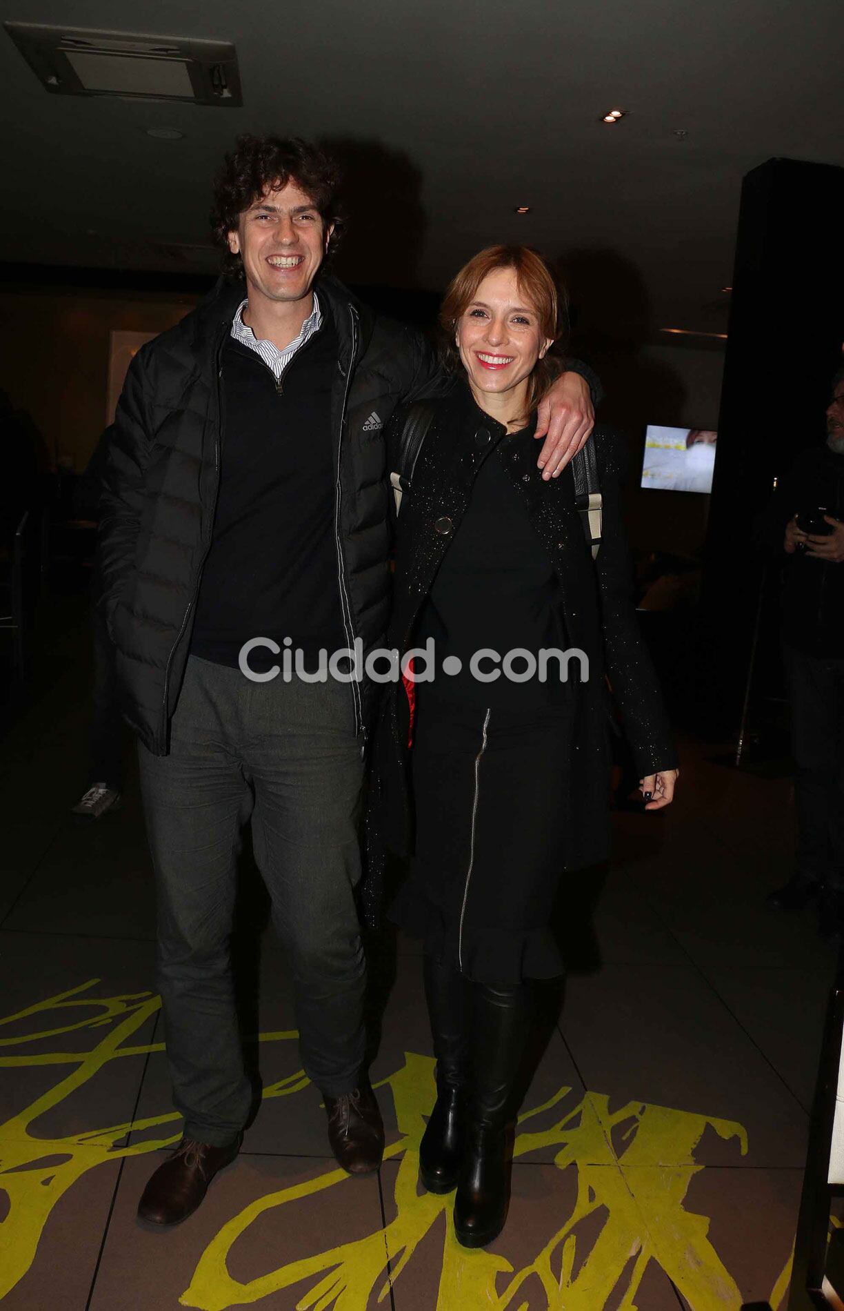 Carla Peterson y Martín Lousteau, mimosos en la noche porteña (Fotos: Movilpress). 