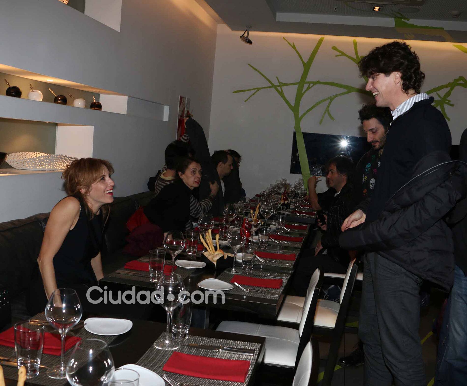 Carla Peterson y Martín Lousteau, mimosos en la noche porteña (Fotos: Movilpress). 