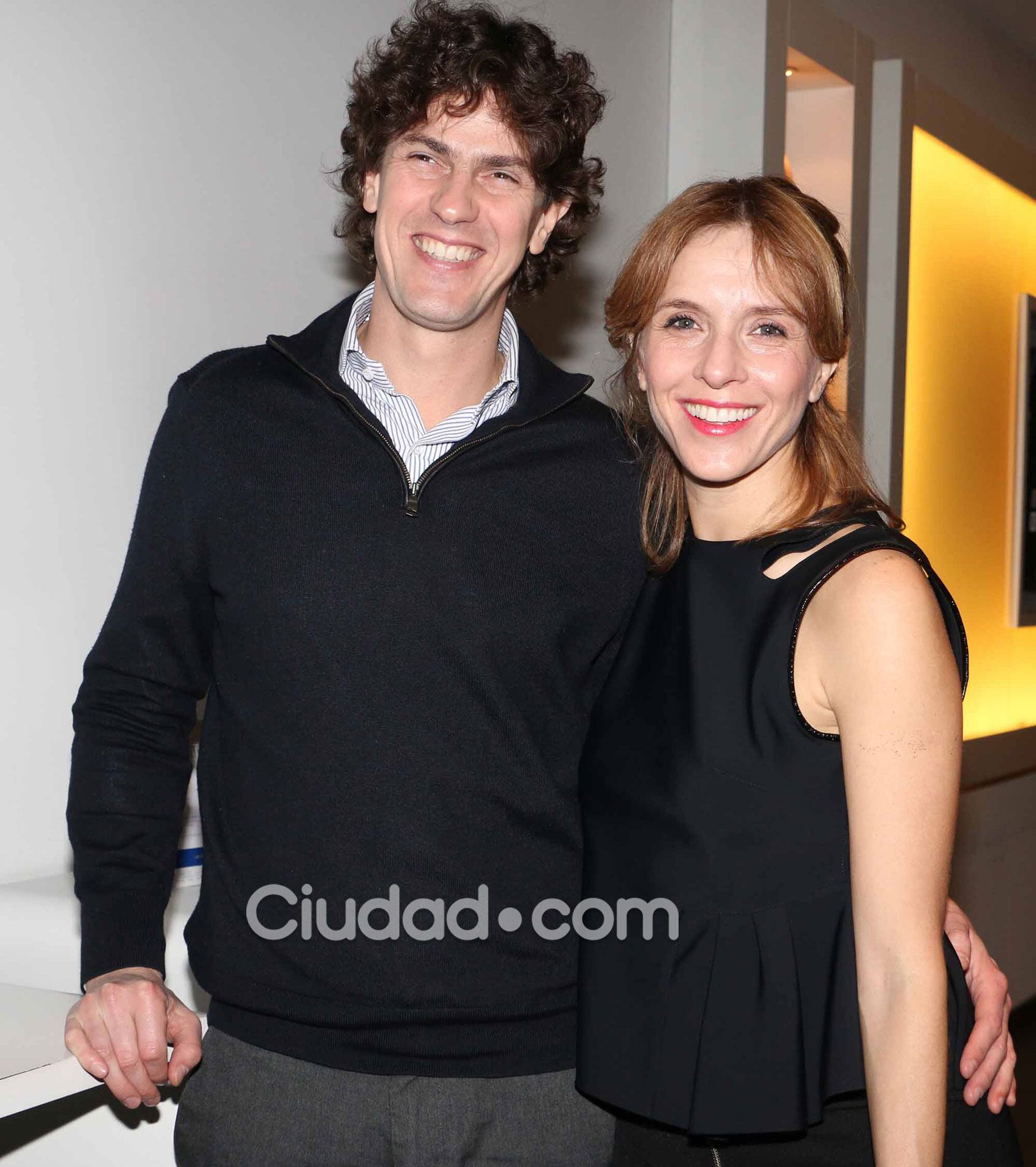 Carla Peterson y Martín Lousteau, mimosos en la noche porteña (Fotos: Movilpress). 