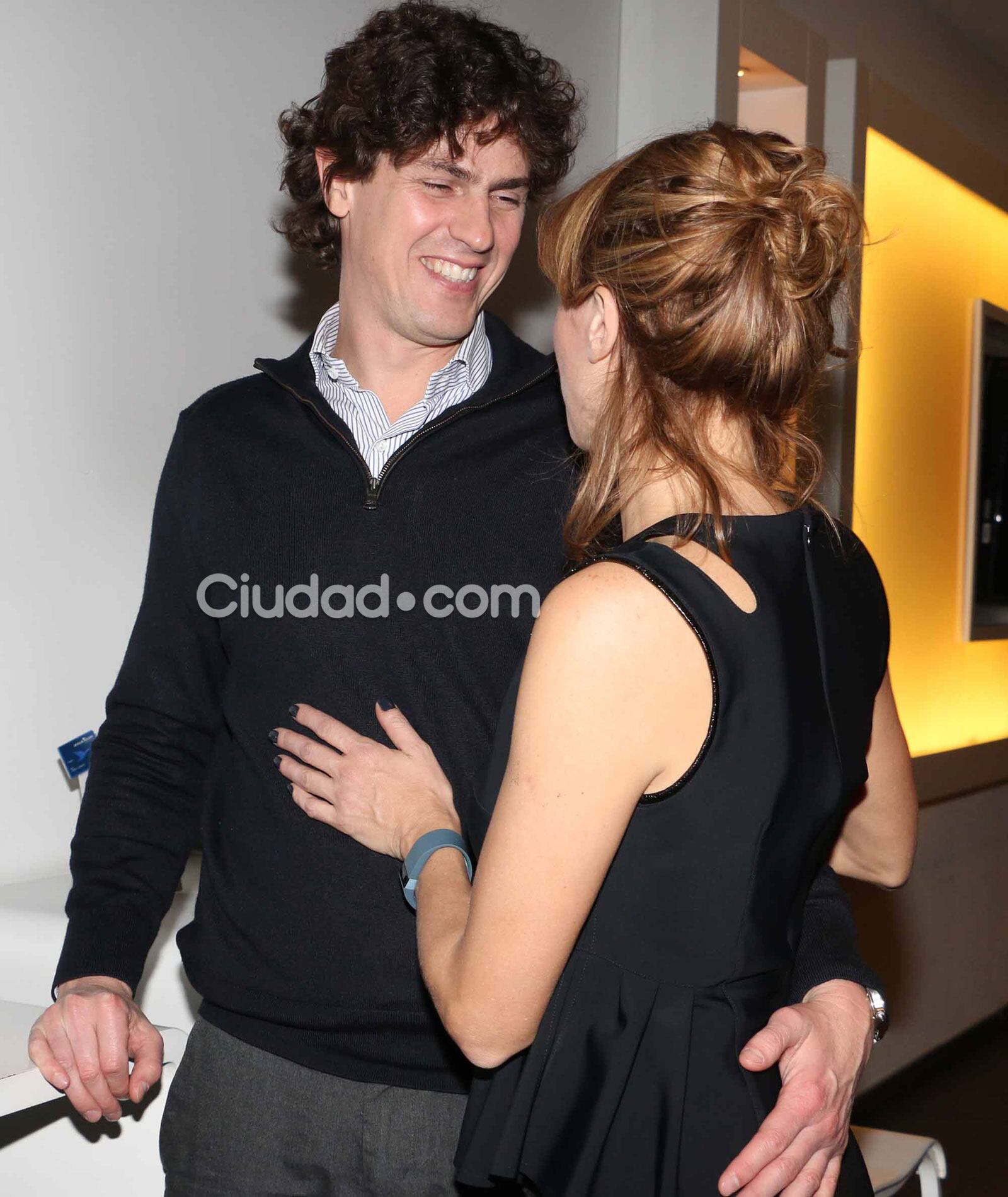 Carla Peterson y Martín Lousteau, mimosos en la noche porteña (Fotos: Movilpress). 