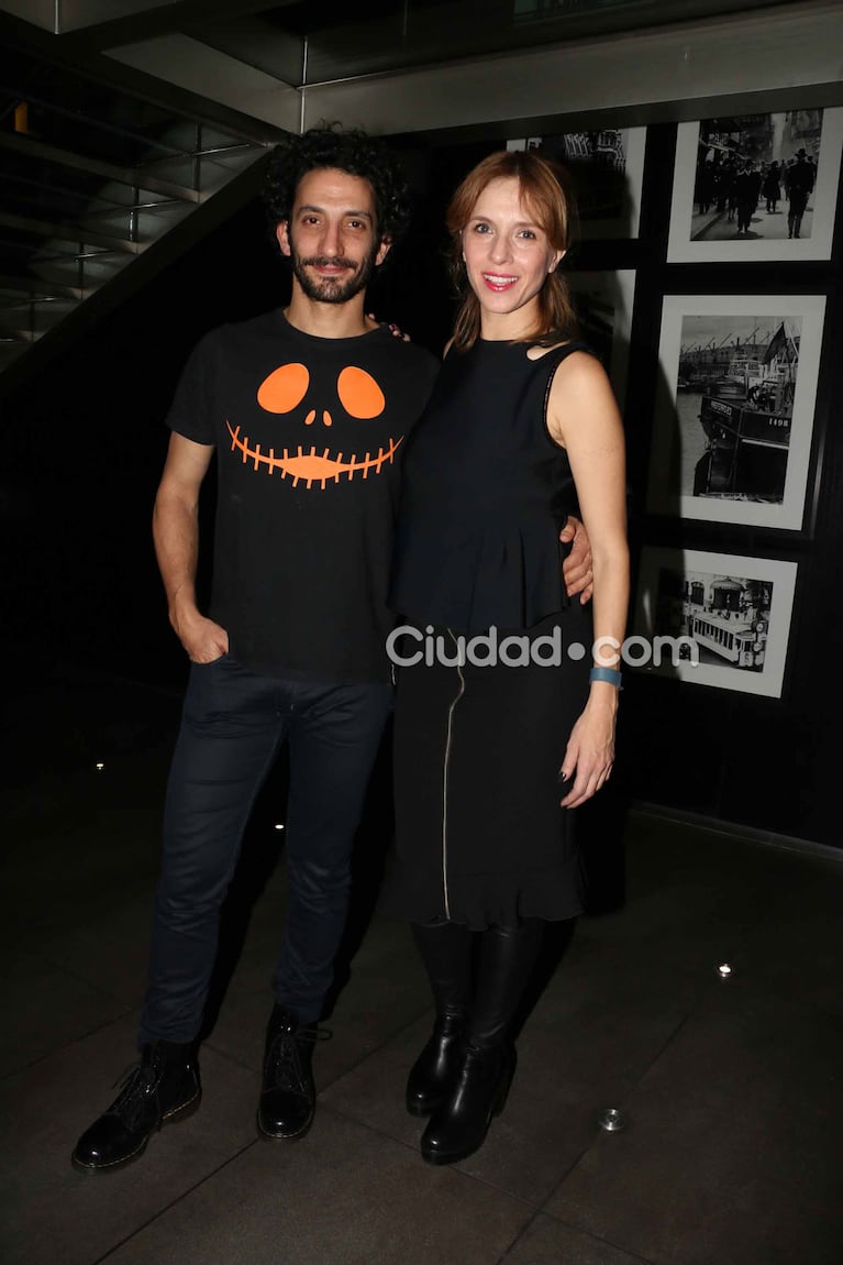 Carla Peterson y Martín Lousteau, mimosos en la noche porteña (Fotos: Movilpress). 