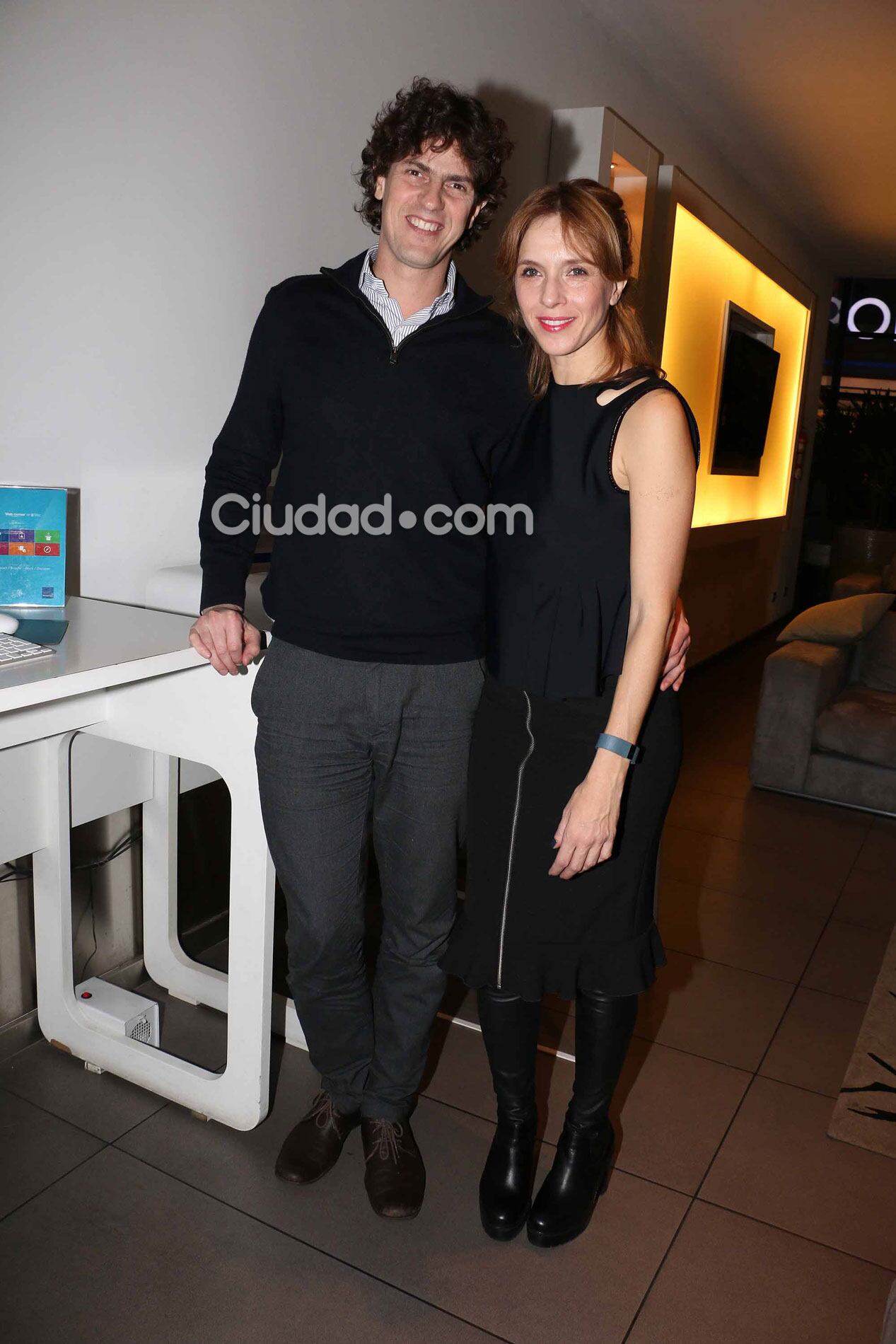 Carla Peterson y Martín Lousteau, mimosos en la noche porteña (Fotos: Movilpress). 