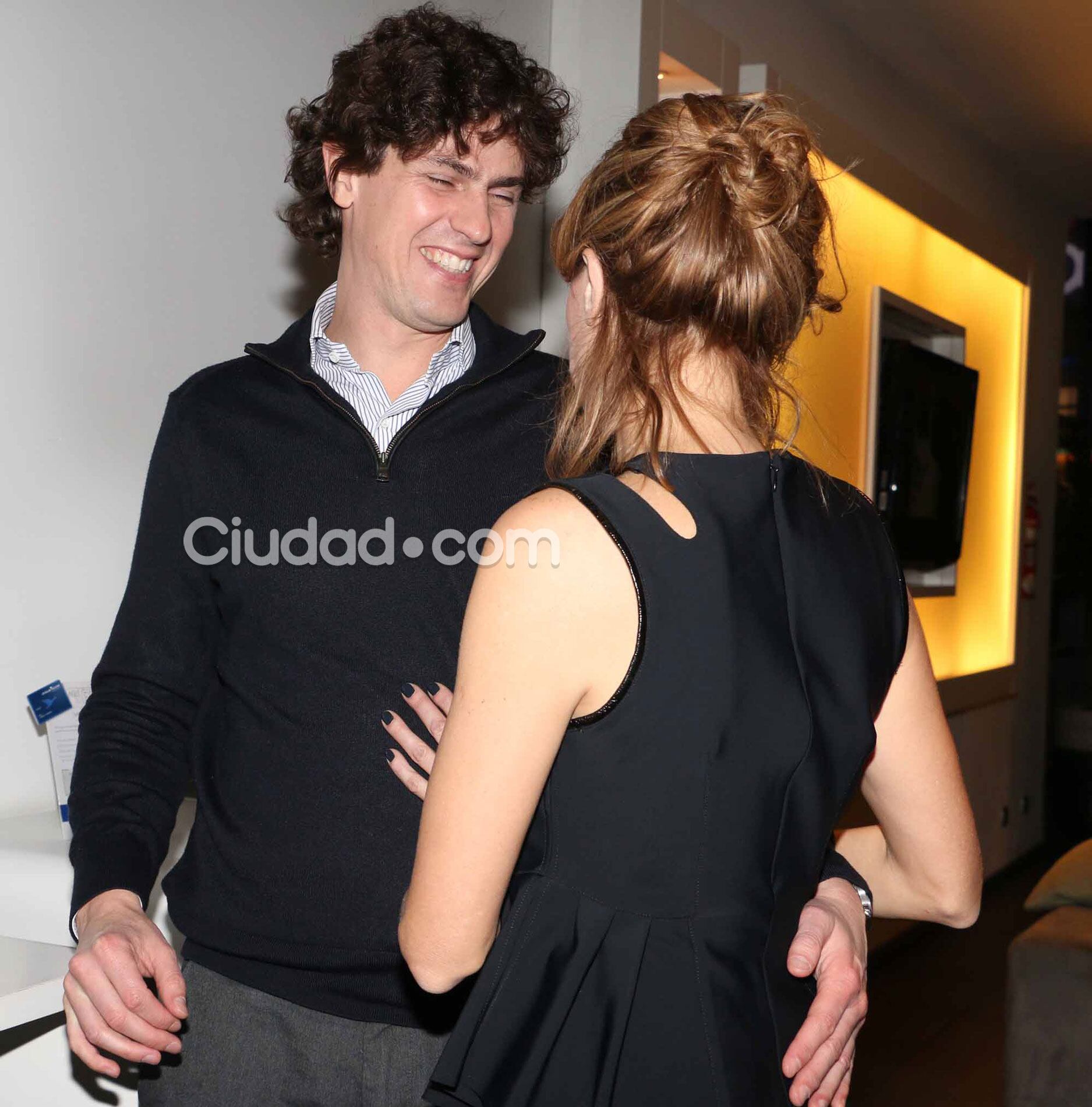 Carla Peterson y Martín Lousteau, mimosos en la noche porteña (Fotos: Movilpress). 