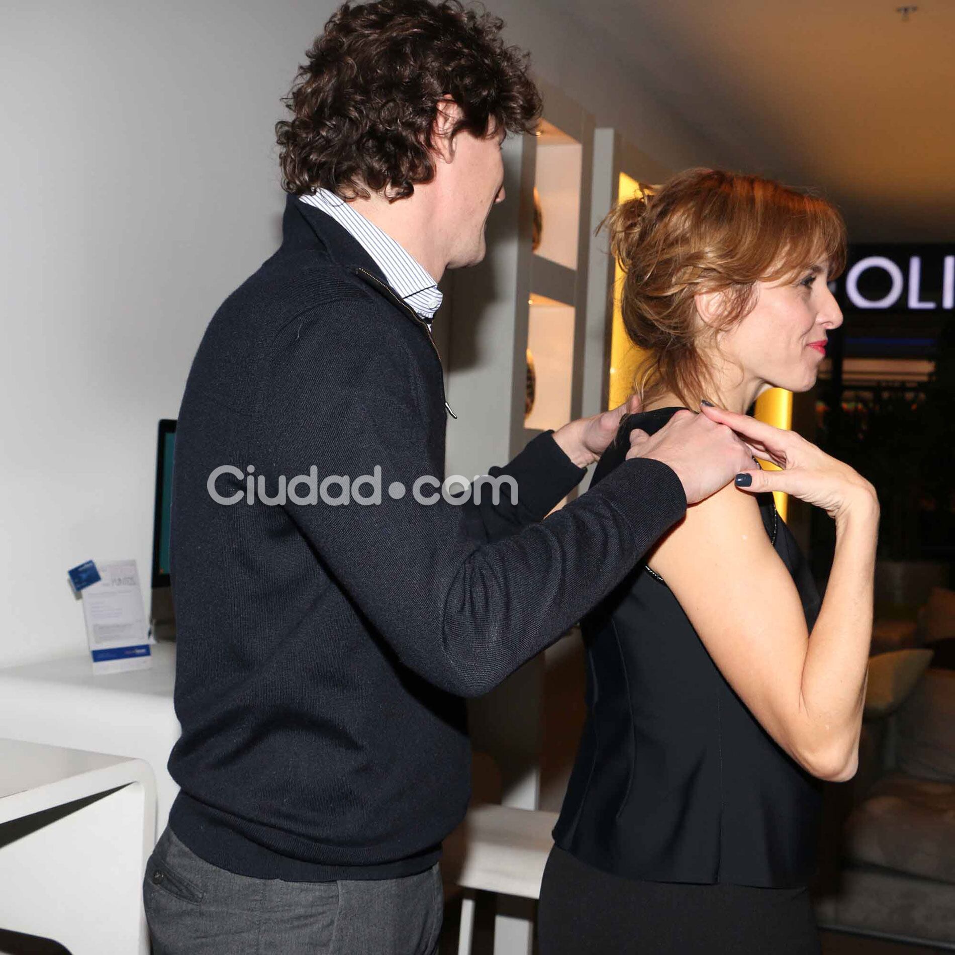 Carla Peterson y Martín Lousteau, mimosos en la noche porteña (Fotos: Movilpress). 