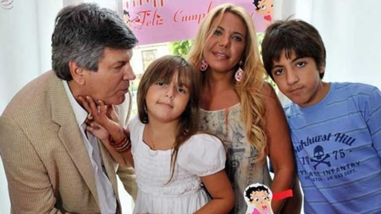Carlín Calvo, en el cumpleaños de su hija Abril (5), junto a Carina Galucci y su otro hijo, Facundo. (Foto: Compañía de Fiestas)