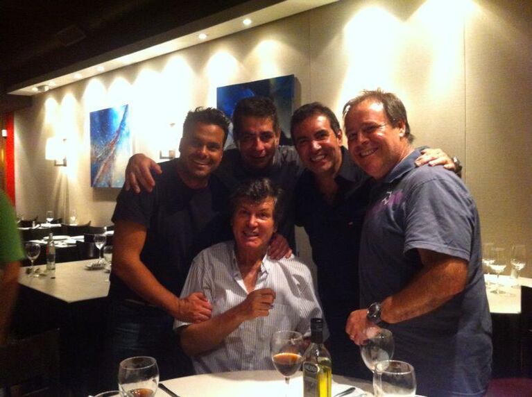 Carlín Calvo festejó sus 61 años con Matías Santoiani, "Carna" Crivelli, Diego Pérez y Carlos Bacchi. (Foto: @marianabrey)