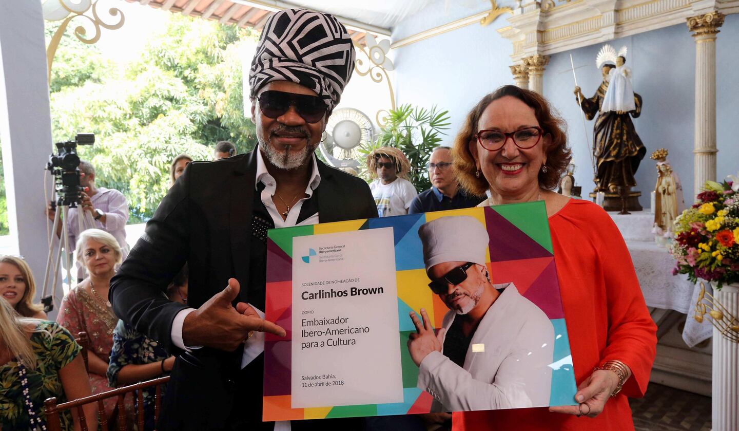 Carlinhos Brown y Rebeca Grysnpan. (Foto: EFE)