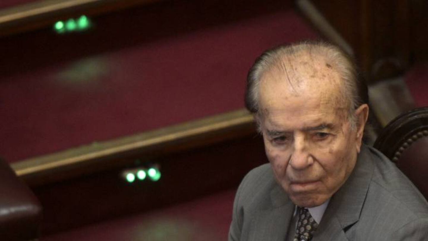 Carlos Menem sigue internado por una infección urinaria y le suministran antibióticos