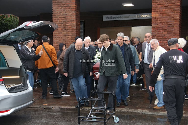 Carlos Rottemberg llevó el féretro de Luis Brandoni en el Cementerio de la Chacarita (Foto: Movilpress).