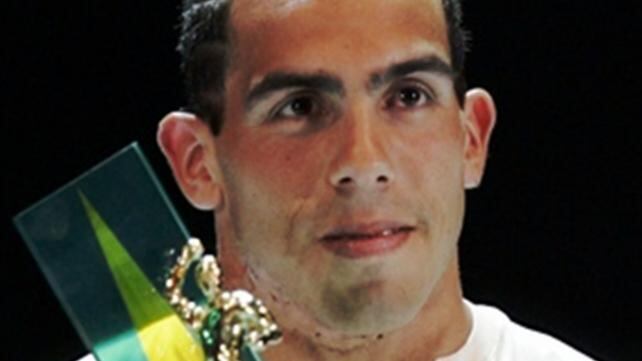 Carlos Tevez, con su mujer en Marbella, sin Brenda Asnicar