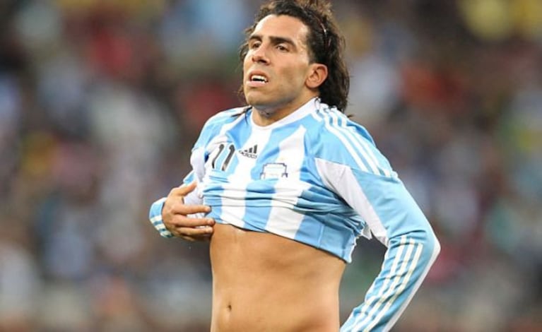 Carlos Tevez decepcionado, muestra su rollitos. (Foto: Web)