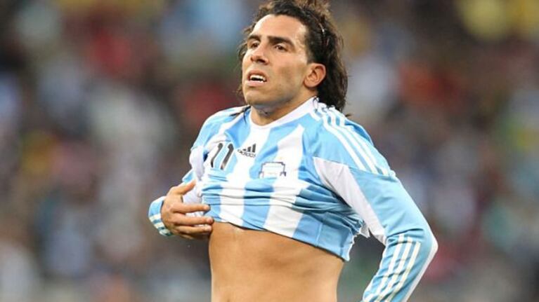 Carlos Tevez decepcionado, muestra su rollitos. (Foto: Web)