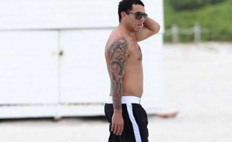 Carlos Tevez en las playas de Miami con su tatuaje. (Foto: The Sun)