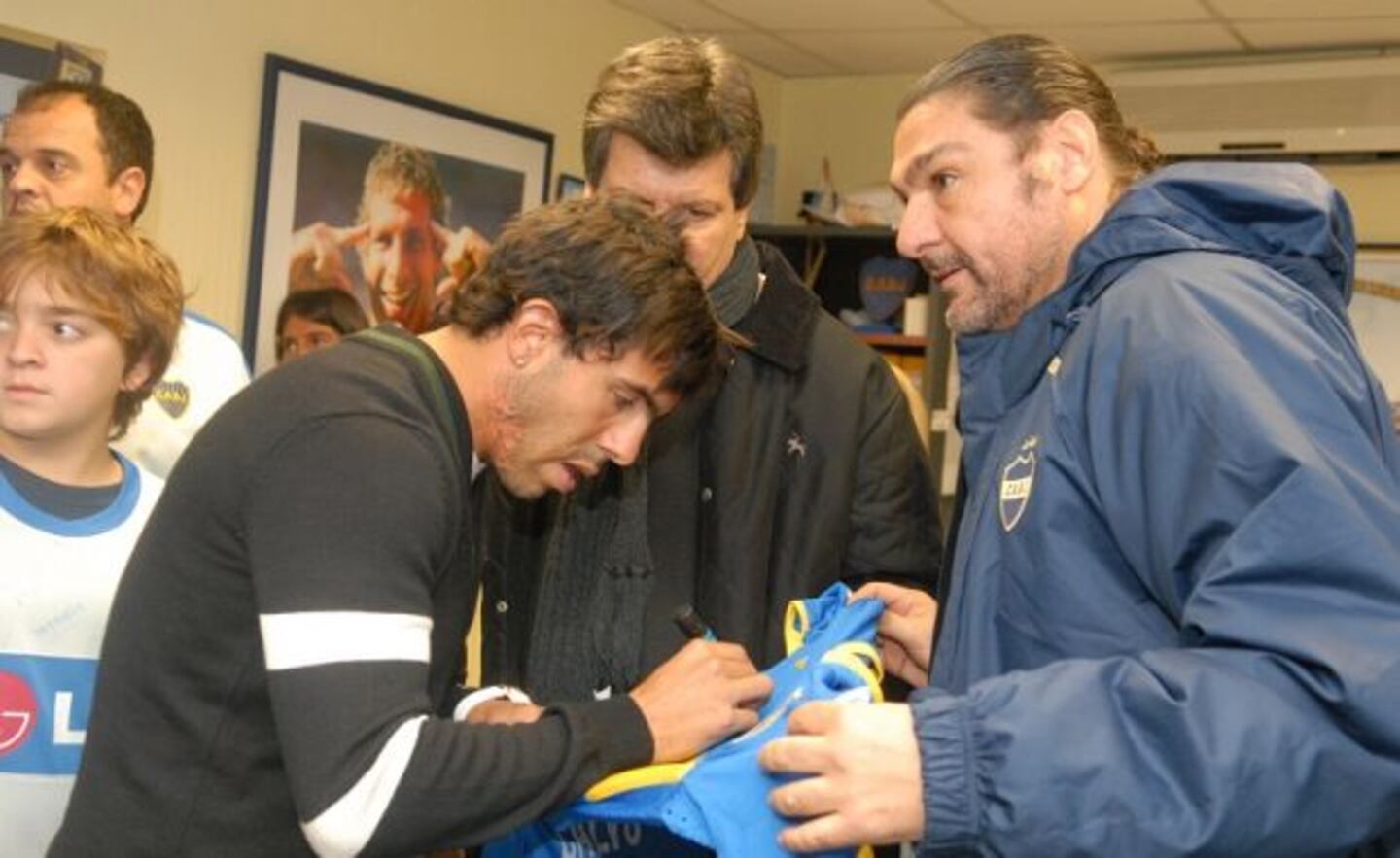 Carlos Tevez firma autógrafos.