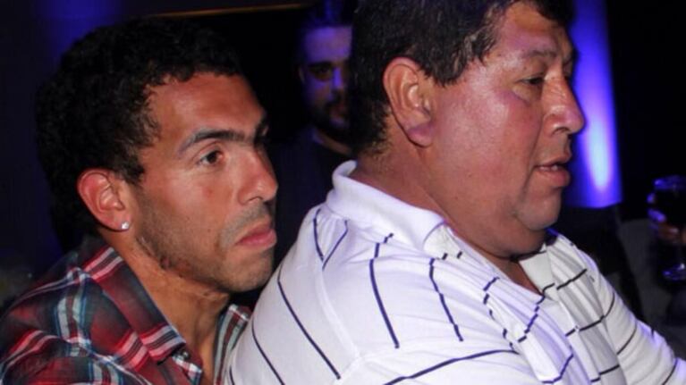 Carlos Tévez junto a su padre, secuestrado (Foto: Twitter)