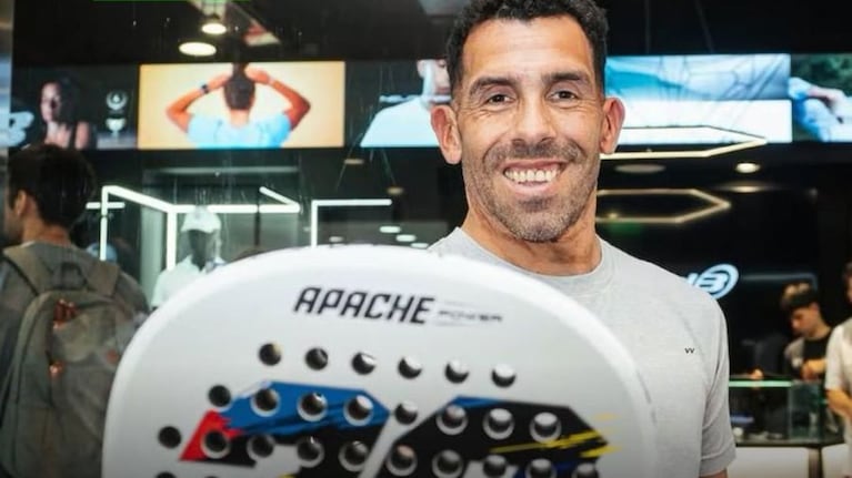 Carlos Tévez presentó las paletas de su nuevo proyecto de pádel. Fuente: Instagram @_carlitostevez