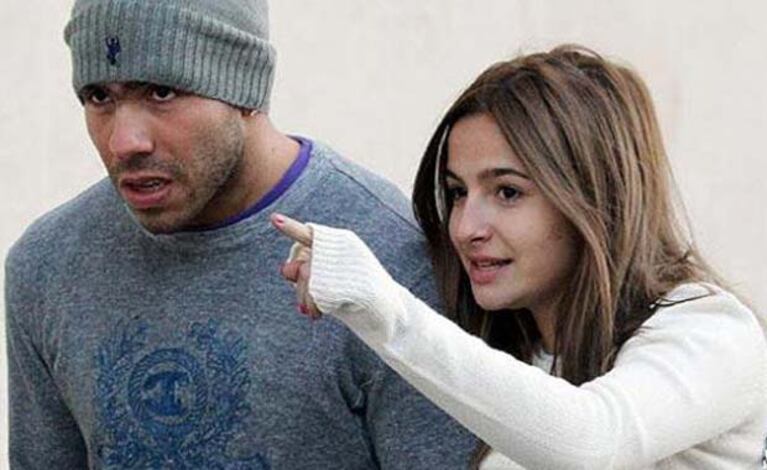 Carlos Tevez y Brenda Asnicar, hace un tiempo, en Manchester. (Foto: Web.)