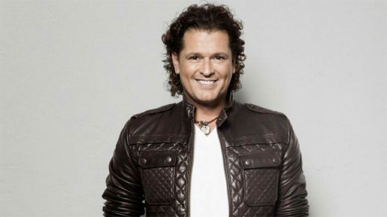 Carlos Vives entrega beca a joven cantante colombiana