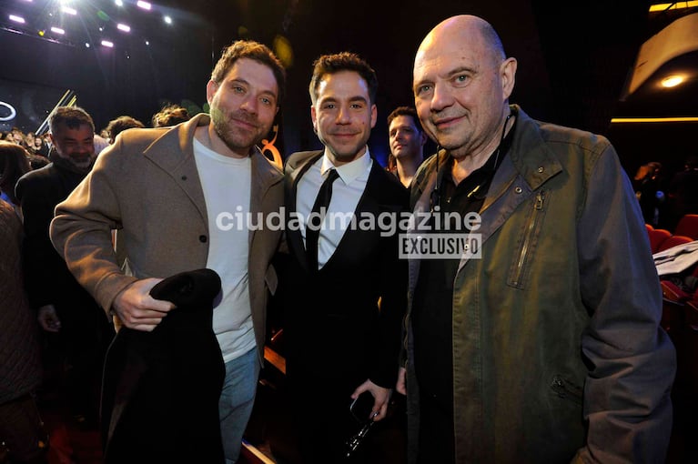Carlos y Tomás Rottemberg con Fer Dente en los Premios Hugo (Foto: Movilpress).