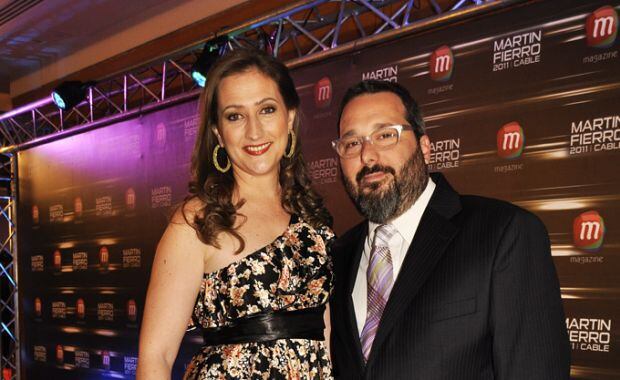 Carmela Bárbaro y Gerardo Rozín, pareja periodista ¡y elegante! (Foto: Jennifer Rubio)