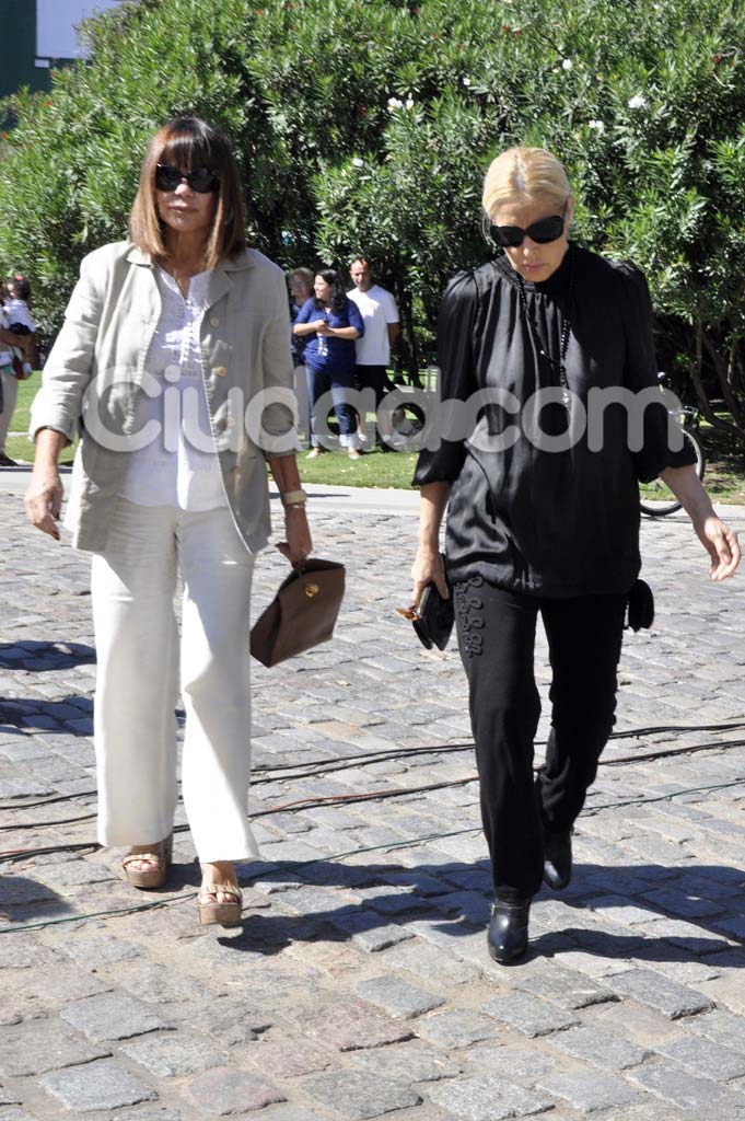 Carmen Yazalde en el último adiós a Jorge Ibáñez en el cementerio de Recoleta. (Foto: Jennifer Rubio - Ciudad.com)