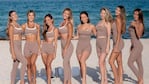 Caro Calvagni y Rocío Guirao Díaz durante la clase de yoga en la playa de Miami.