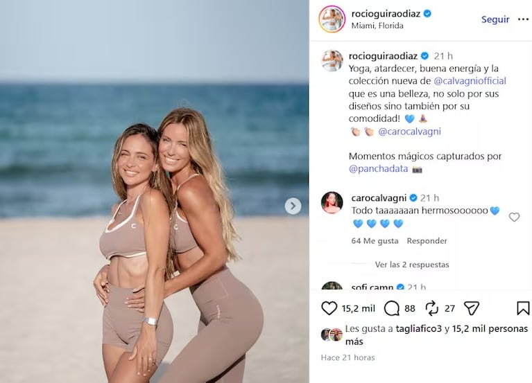 Caro Calvagni y Rocío Guirao Díaz durante la clase de yoga en la playa de Miami.