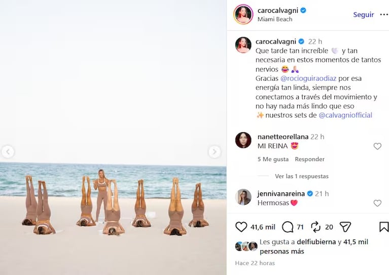 Caro Calvagni y Rocío Guirao Díaz durante la clase de yoga frente al mar