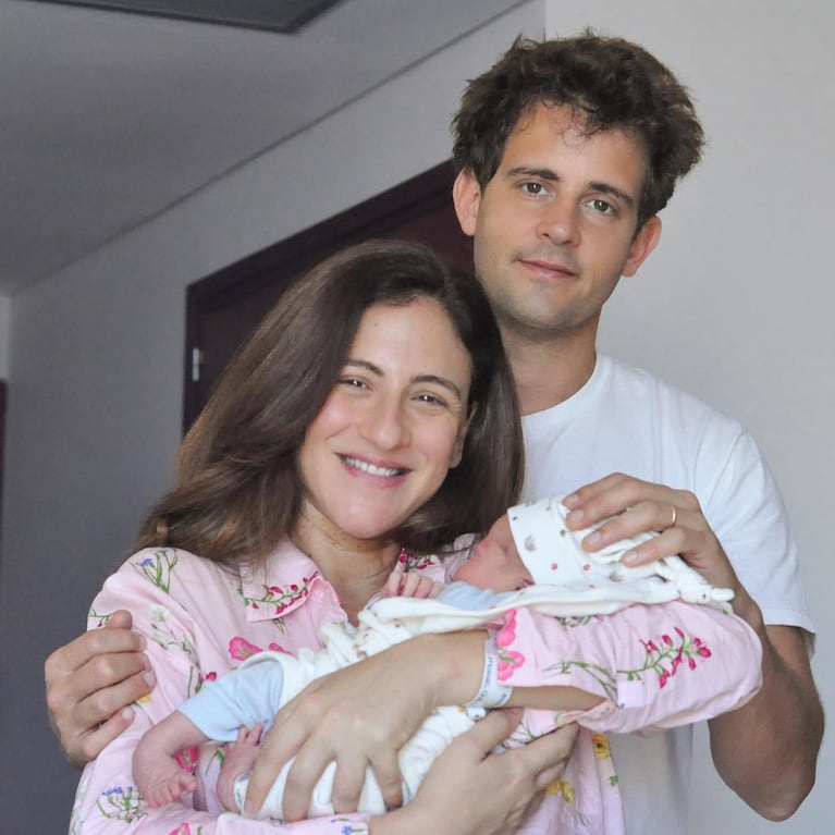 Carolina Amoroso junto a su esposo, Guido Covini, el día que presentaron a Vicente, el hijo de ambos” | Créditos: Instagram @amorosocaro