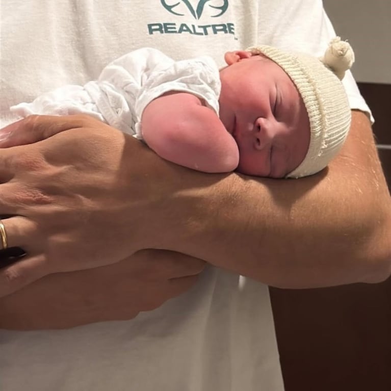 Carolina Amoroso presentó a su primer hijo: “Vicente está en nuestros braro