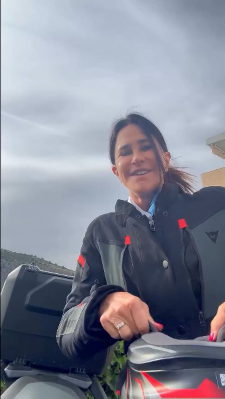 Carolina Baldini sonríe junto a su motocicleta