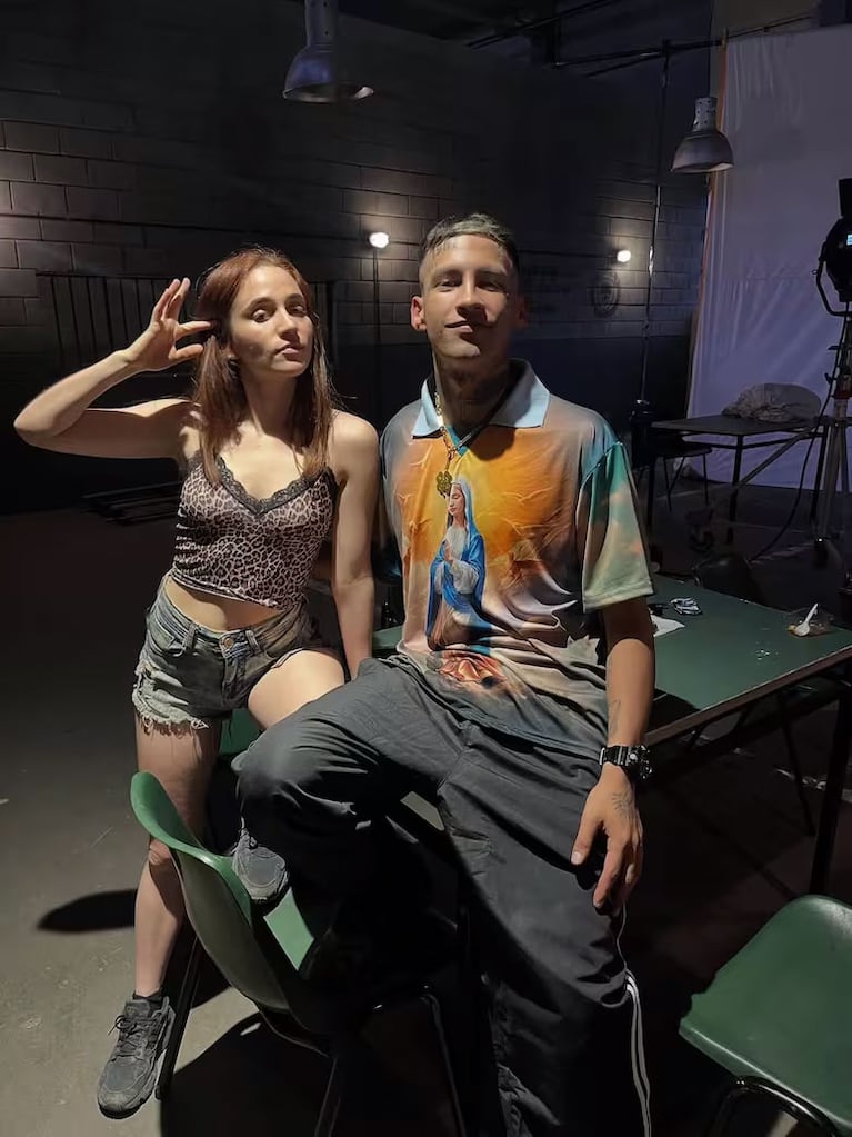 Carolina Kopelioff y L-Gante en En El Barro 2. (Foto: @carolinakopelioff)