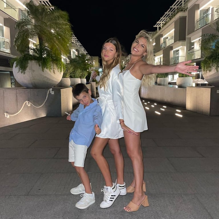 Carolina Oltra con sus hijos Constantino y Jazmín (Instagram)