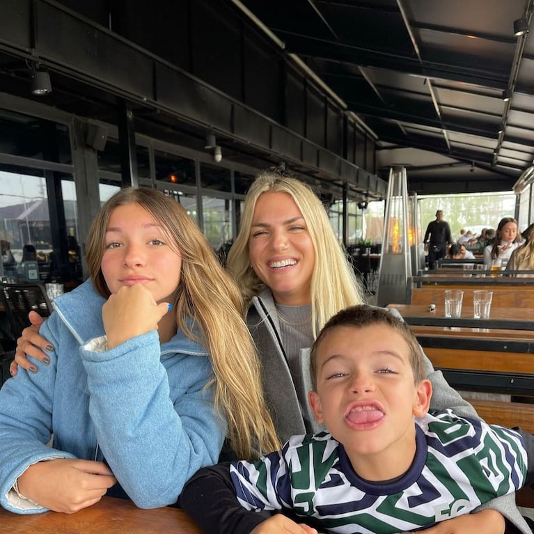 Carolina Oltra con sus hijos Constantino y Jazmín (Instagram)