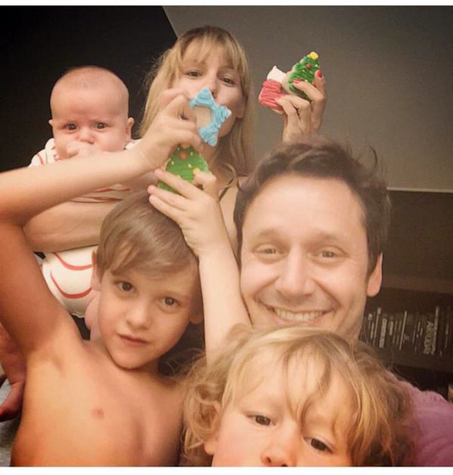 Carolina "Pampita" Ardohain, Benjamín Vicuña y sus hijos Bautisma, Benicio y Beltrán. (Foto: @pampitaoficial)