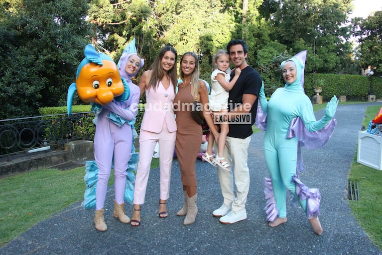 Carolina "Pampita" Ardohaín, su hermano Guillermo y su novia Malena Zermoglio junto a Anita (Foto: Movilpress)