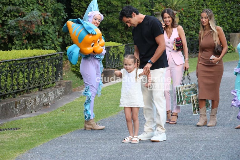 Carolina "Pampita" Ardohaín, su hermano Guillermo y su novia Malena Zermoglio junto a Anita (Foto: Movilpress)