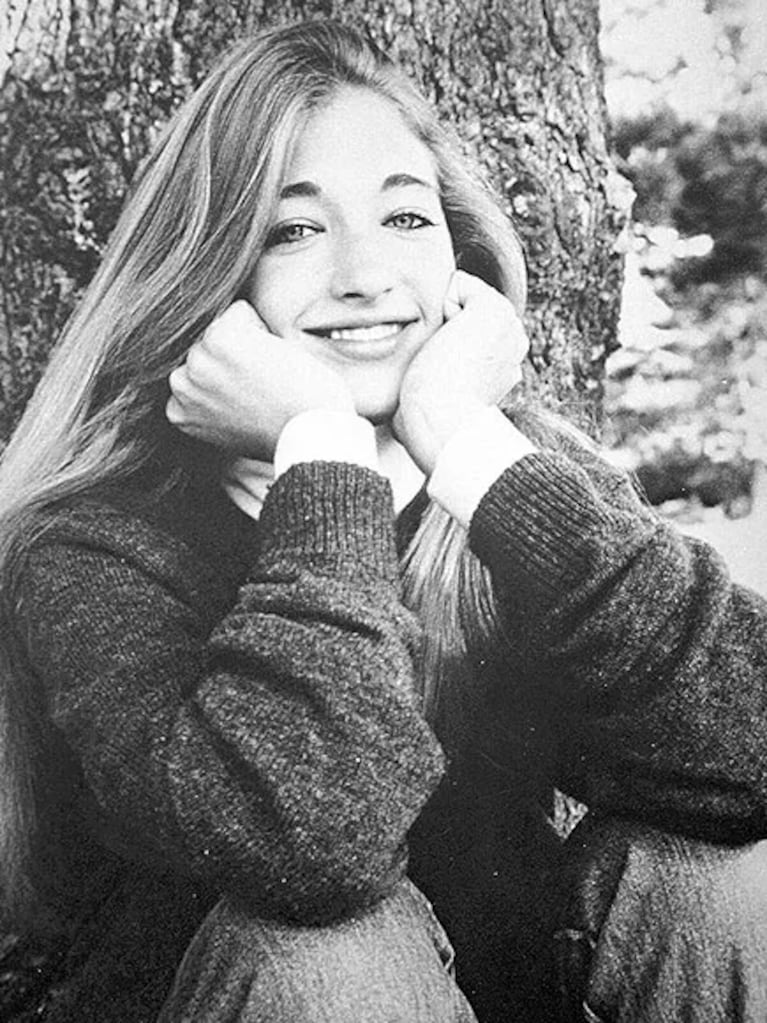 Carolyn Bessette-Kennedy posa para su foto del anuario de la escuela secundaria de 1987 en Saint Mary High School en Greenwich, Connecticut. Crédito: AP