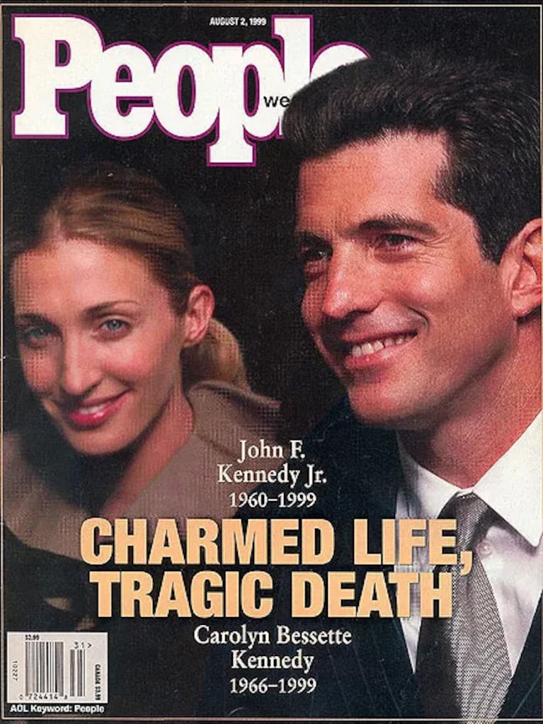 Carolyn Bessette-Kennedy y John F. Kennedy Jr. en la portada de la revista PEOPLE el 2 de agosto de 1999.